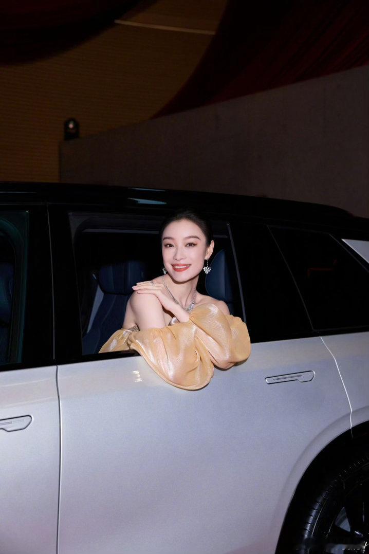 倪妮金发倪妮金发造型氛围感十足，既有异域氛围感，又保留独有的松弛风骨 