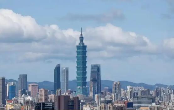 这轮中美博弈，攻守易形了。过去是美国抡关税大棒，中国被动应对；现在是两边都亮出了