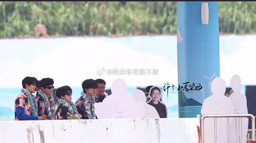 咋还有人形立牌 