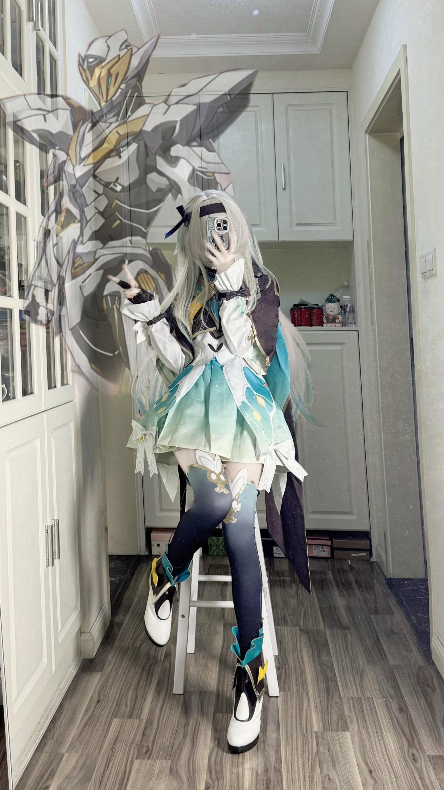 这是谁的小女友呀。
衣服是 家的