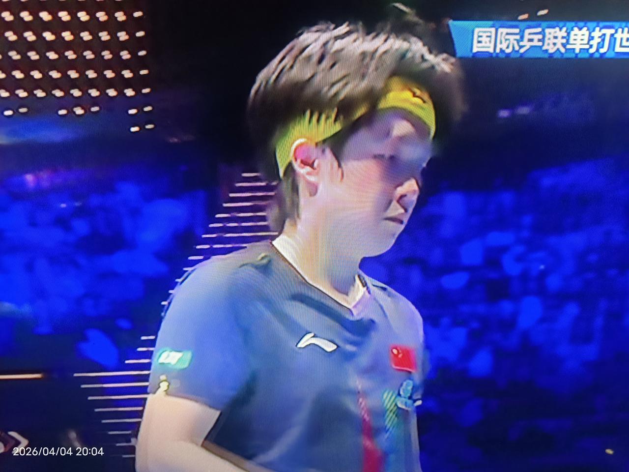 撕掉肌贴，背水一战，绝境重生！王楚钦4:3战胜欧洲冠军达科晋级男单4强。
在澳门