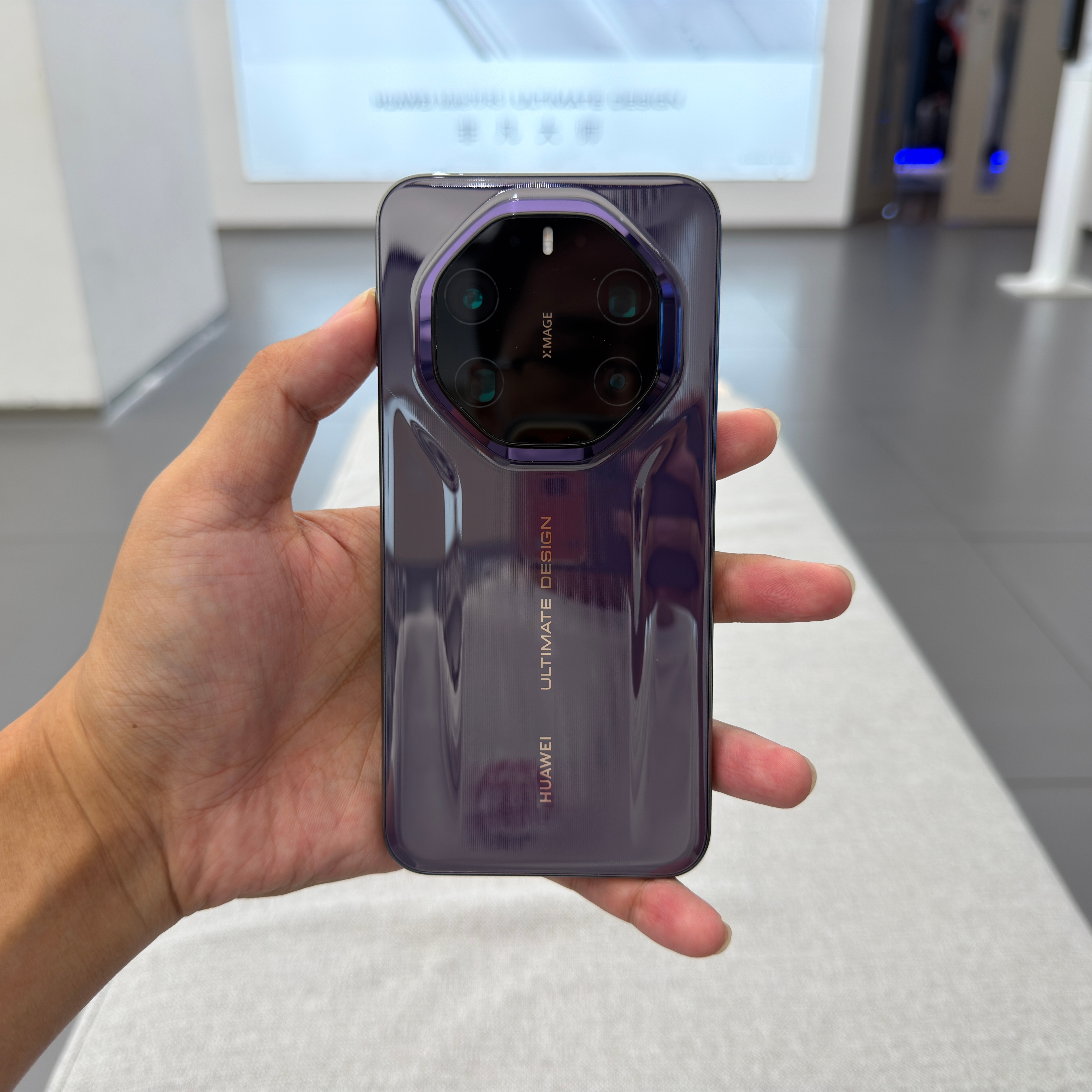 虽然鸿蒙已经兼容安卓Ultra HDR，但是你用华为手机发微博，只能发送华为自己