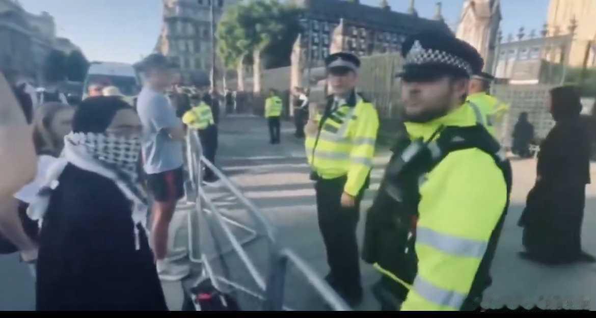 一位愤怒的穆斯林妇女对英国警察大喊：我们为这个国家而战！如果你有任何权利，那是因