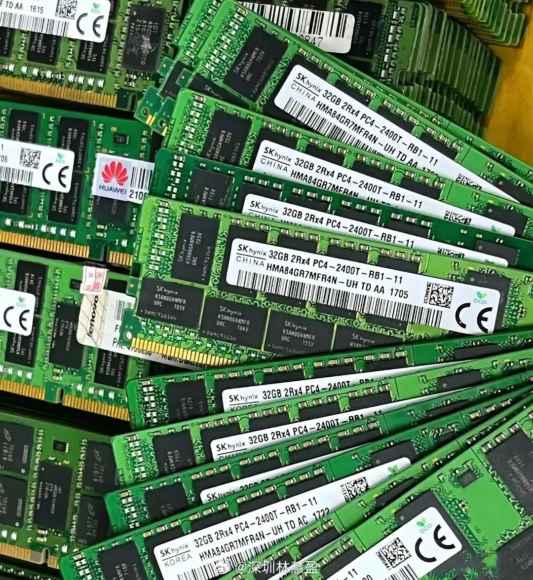 内存条价格迎来暴跌，深圳华强北现内存条抛售行情，有商户称部分型号一周降价近三成。
