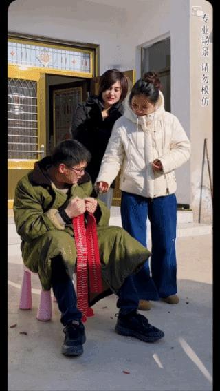 到底谁傻？
一个敢递打火机，
一个敢点大炮仗！
结果……