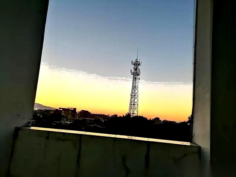 “我老婆劝我别选。”
“我真正、真正的好朋友，也劝我别选。”
听听，这话说的，多