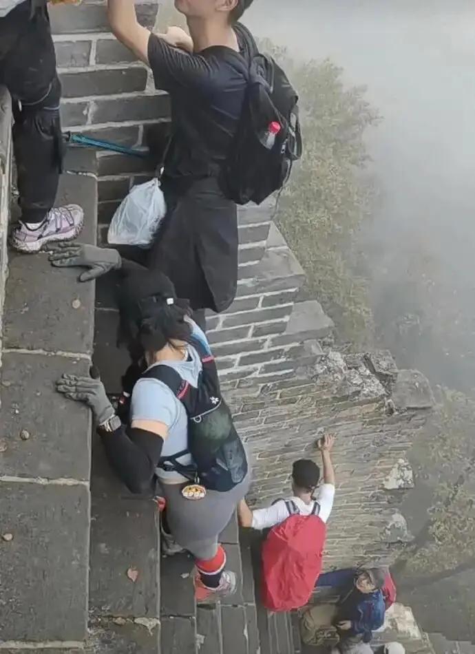 长城坡度陡不陡？长城倾斜真是大啊！是不是挺陡峭呀？嗯，的确比较艰险！


注：内