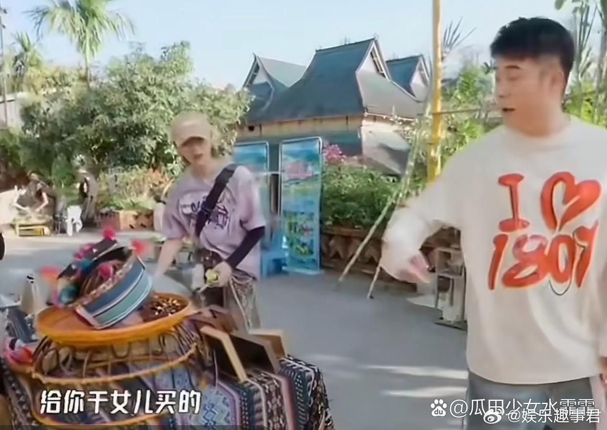 陈赫女儿是鹿晗干女儿陈赫给女儿挑选纪念品，让鹿晗付款💰解释说是给他干女儿买的?