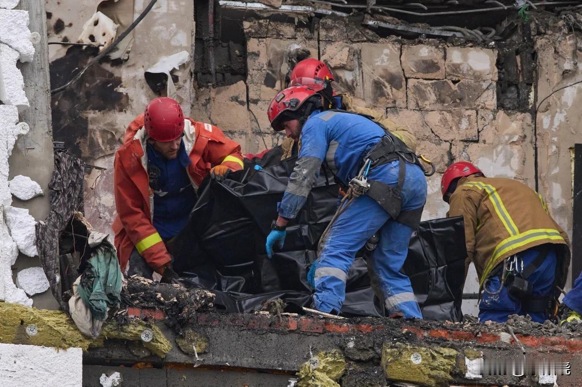 照片显示俄罗斯这个周末对乌克兰首都基辅的大规模导弹和无人机袭击造成的破坏

乌克