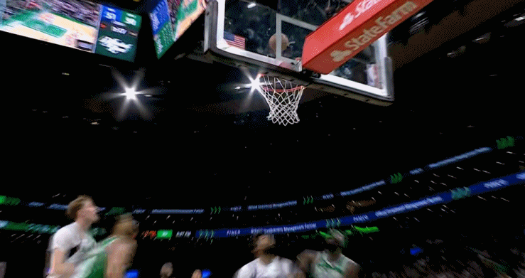 点燃全场！
塔图姆一记补扣，一记后撤步三分，北岸花园山呼海啸，塔图姆宣告回归。