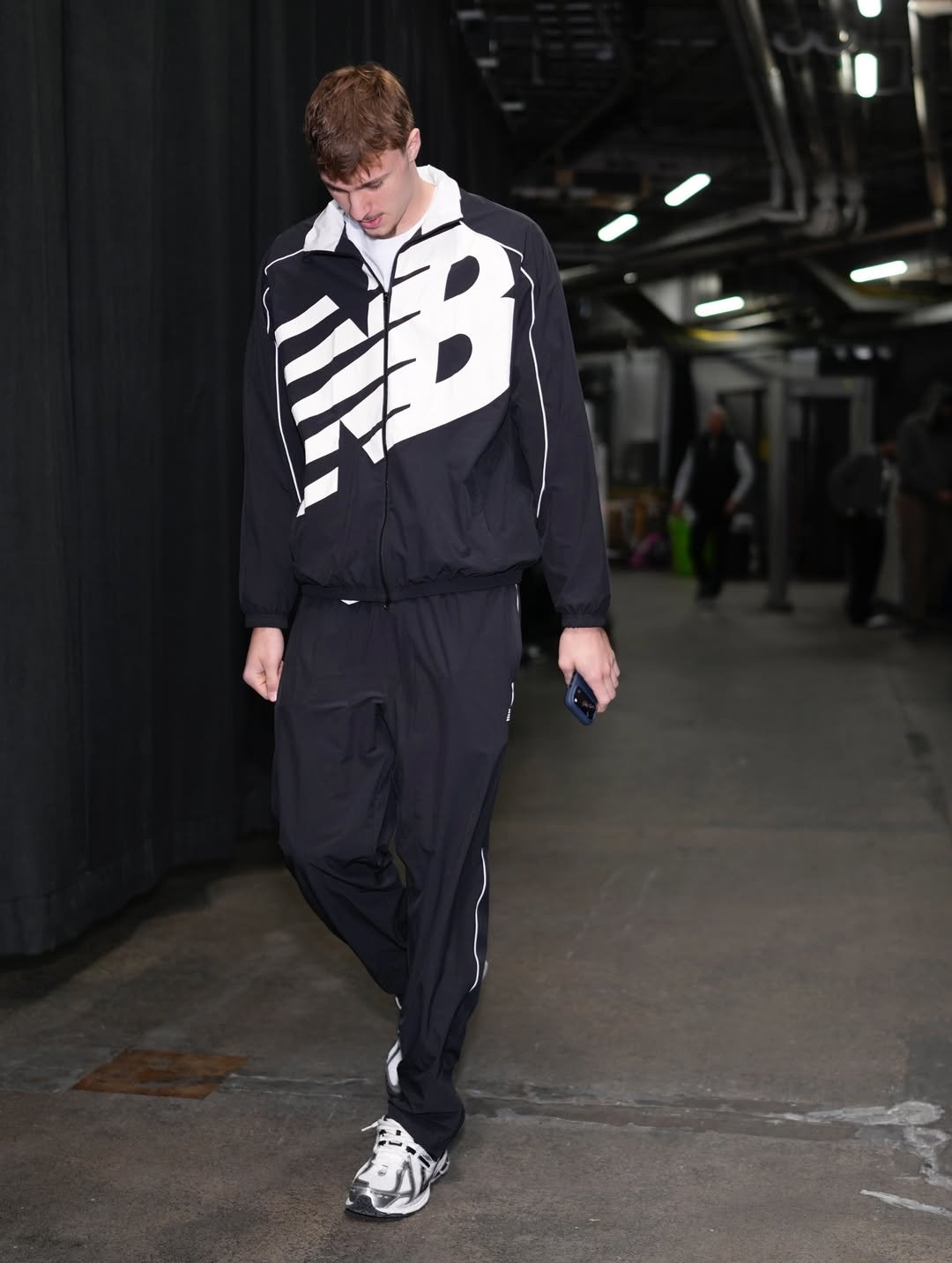 买到1箱有针眼水男子称已立案简单清爽，弗拉格的场外穿搭，主打一个简约运动风。感觉