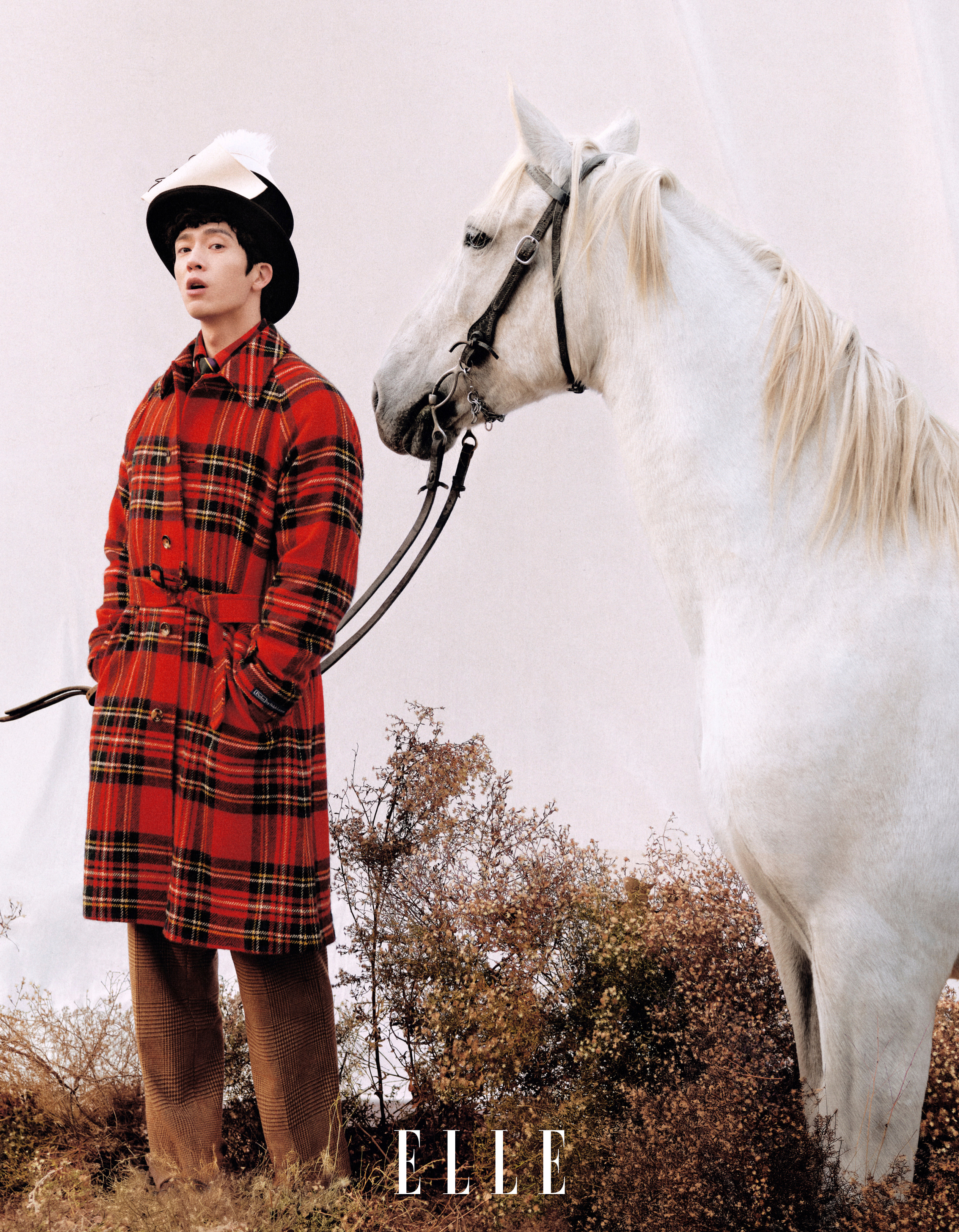 还有井柏然驾驭不了的帽子吗 《ELLE》二月刊来袭，马年牵着马拍照完美消化多款极