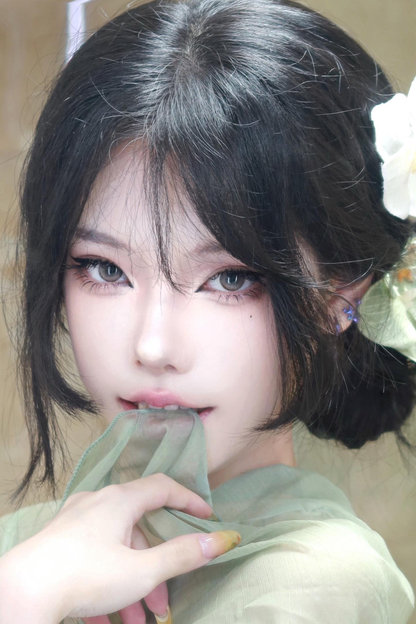 “一双瞳仁剪秋水 娇从双眸风情来”