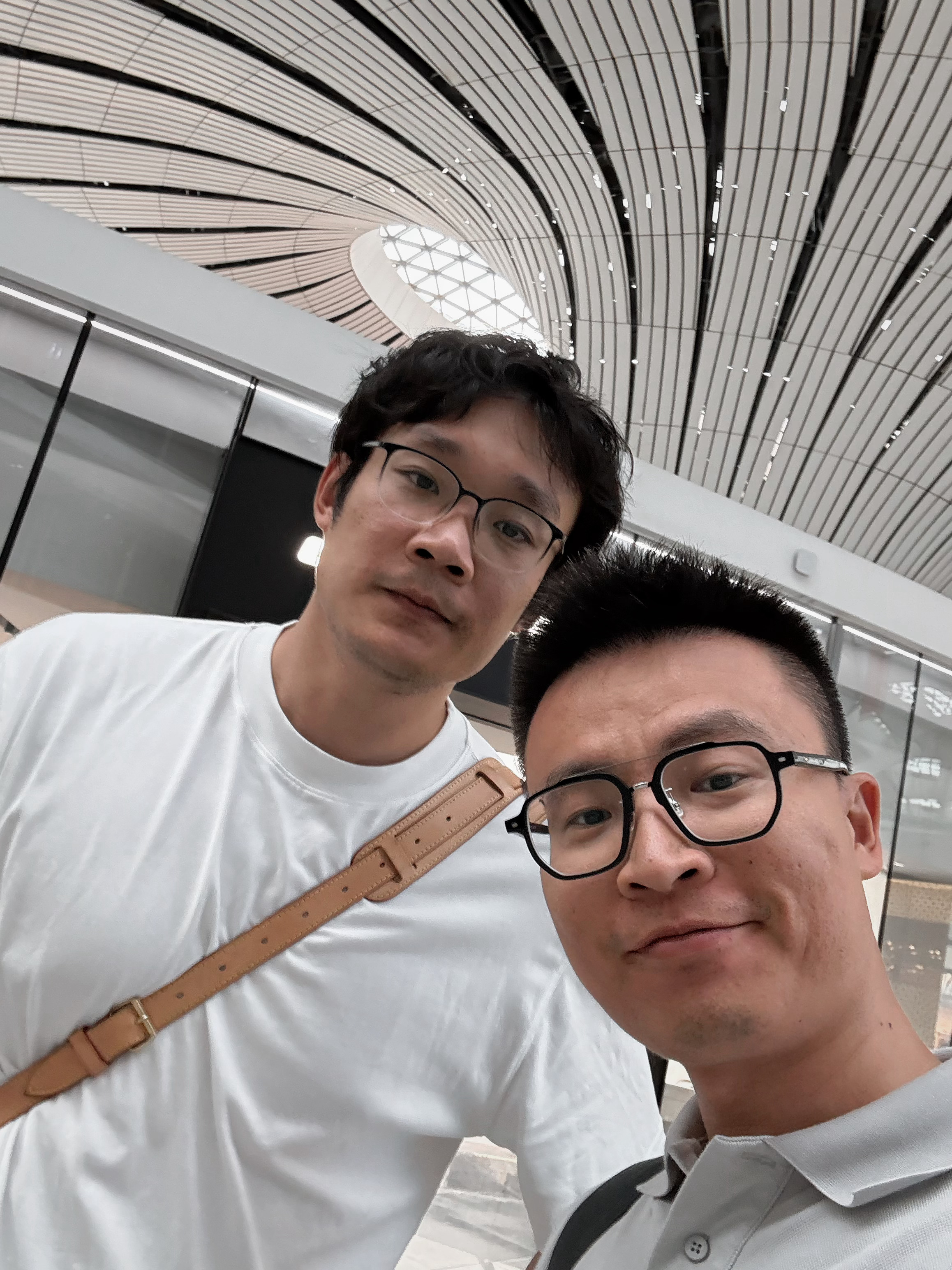 啊哈，这航班延误的好啊，机场碰到丁彦雨航了 