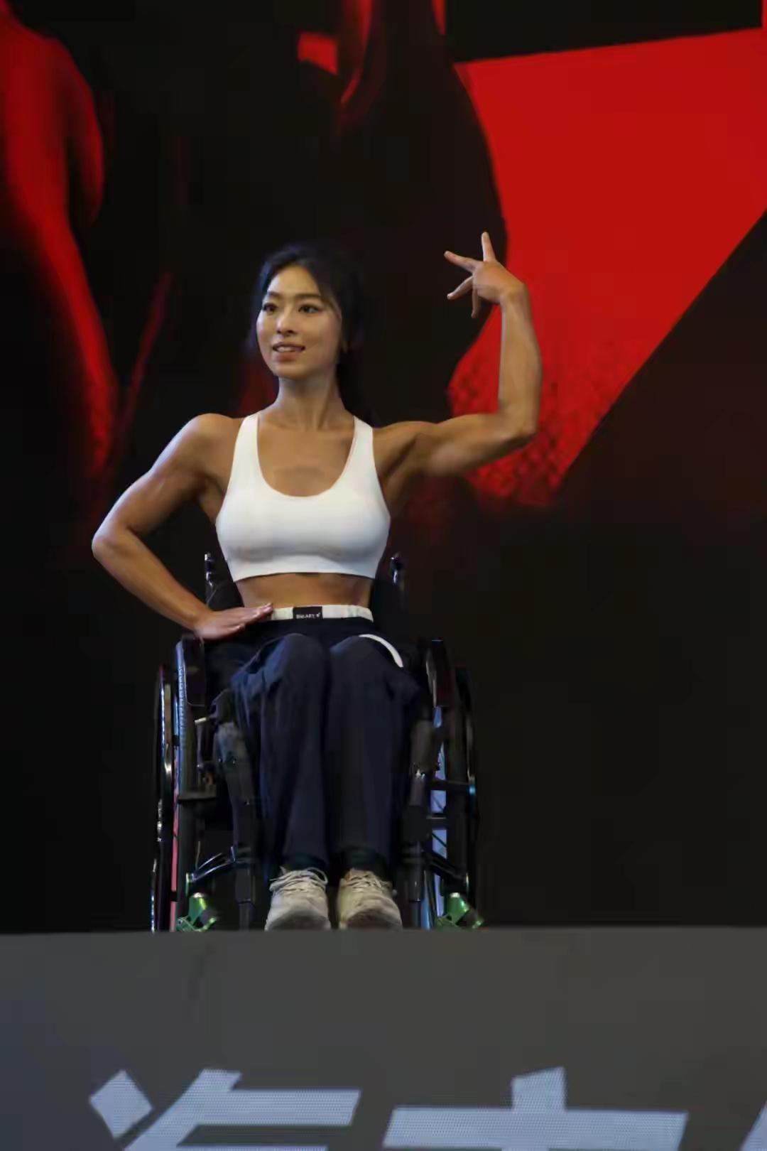 轮椅女孩练出“麒麟臂”！她的故事太燃了🔥

四川大学研二学生黄颖坐在轮椅上练就