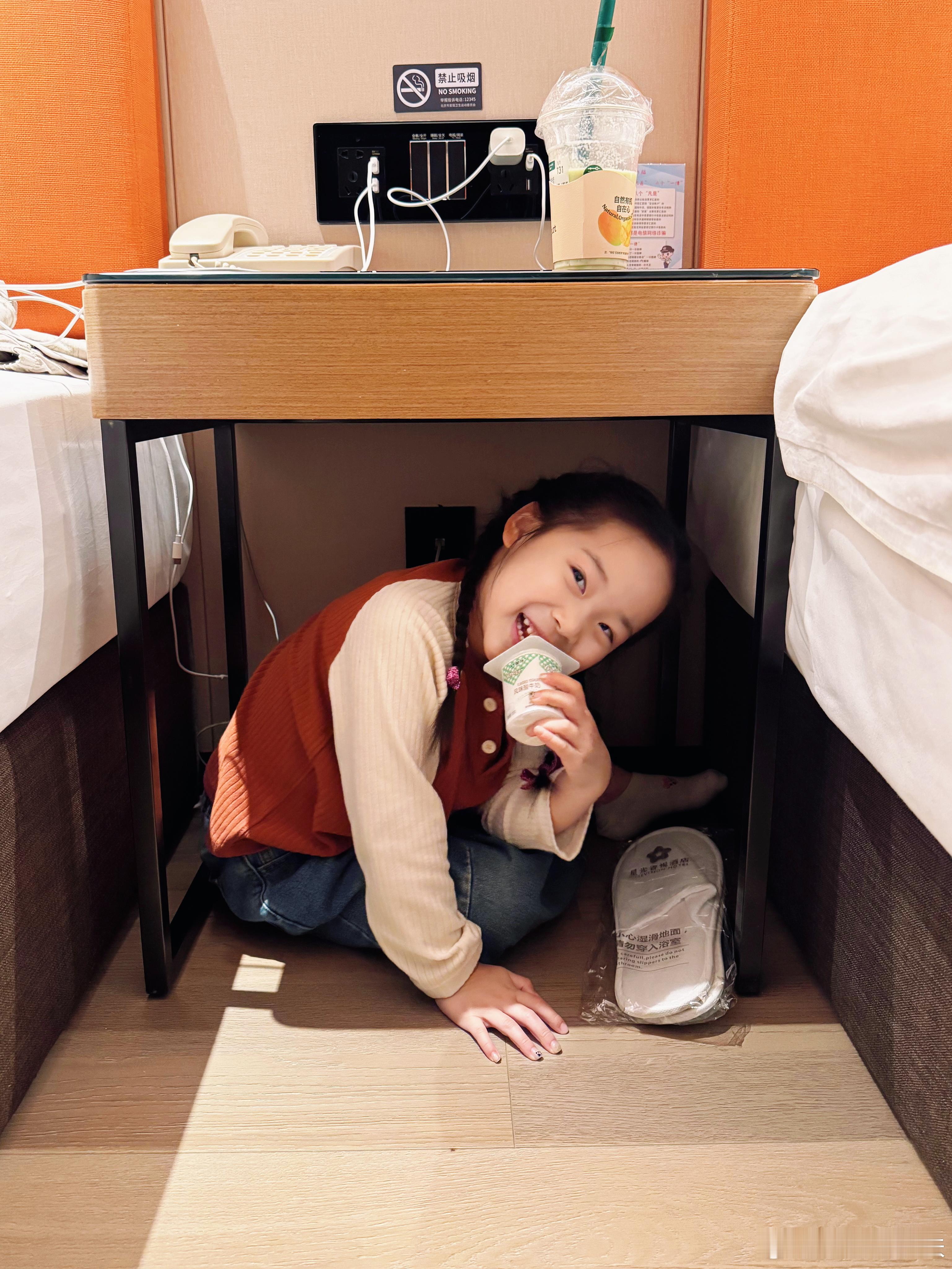 这小孩今晚超兴奋，按不住，睡不着[汗] 