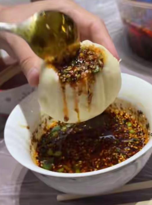 小笼包有多种吃法，“宇辉式”吃法，还是头一次见。
他是先咬一口，再把汤汁灌到笼包