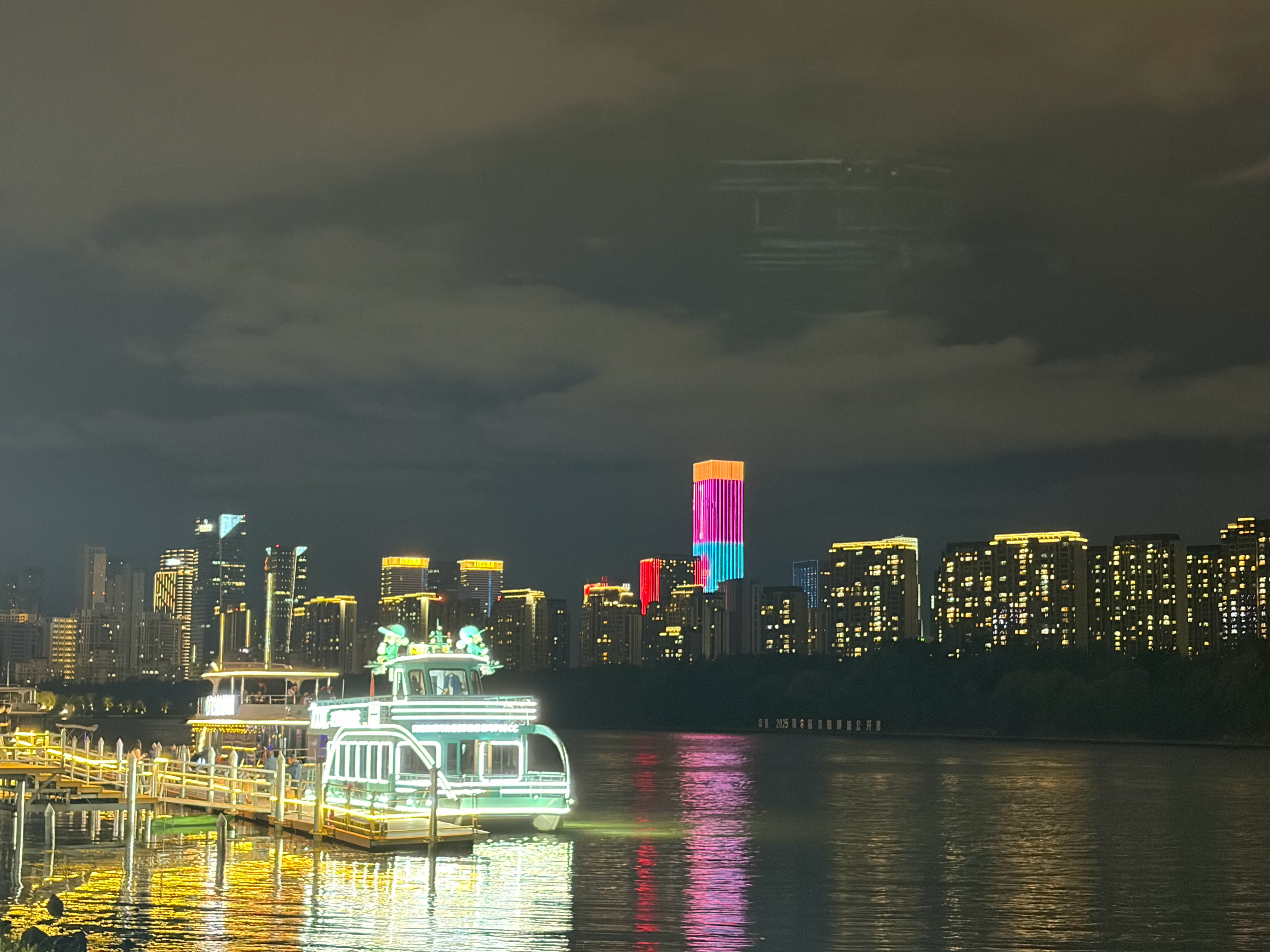 山海有情天辽地宁浑河外滩 杨导不在，特警倒是在的。比我上次来美太多了～（不过上次