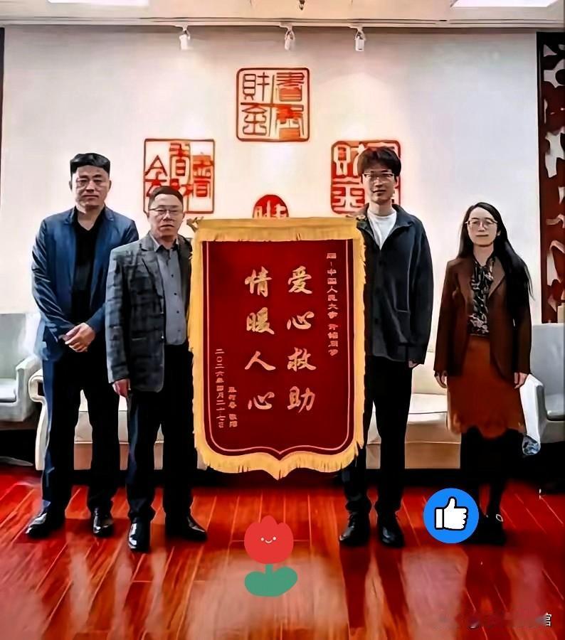 半路突发意外！网约车司机身体剧痛难忍，两名学子暖心举动震撼全网
 
世间最动人的