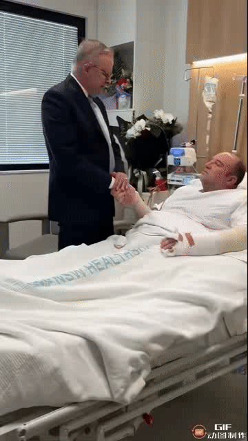 澳大利亚总理去医院看望夺枪英雄——他从邦迪海滩枪击案的一名枪手手中夺下了枪支。