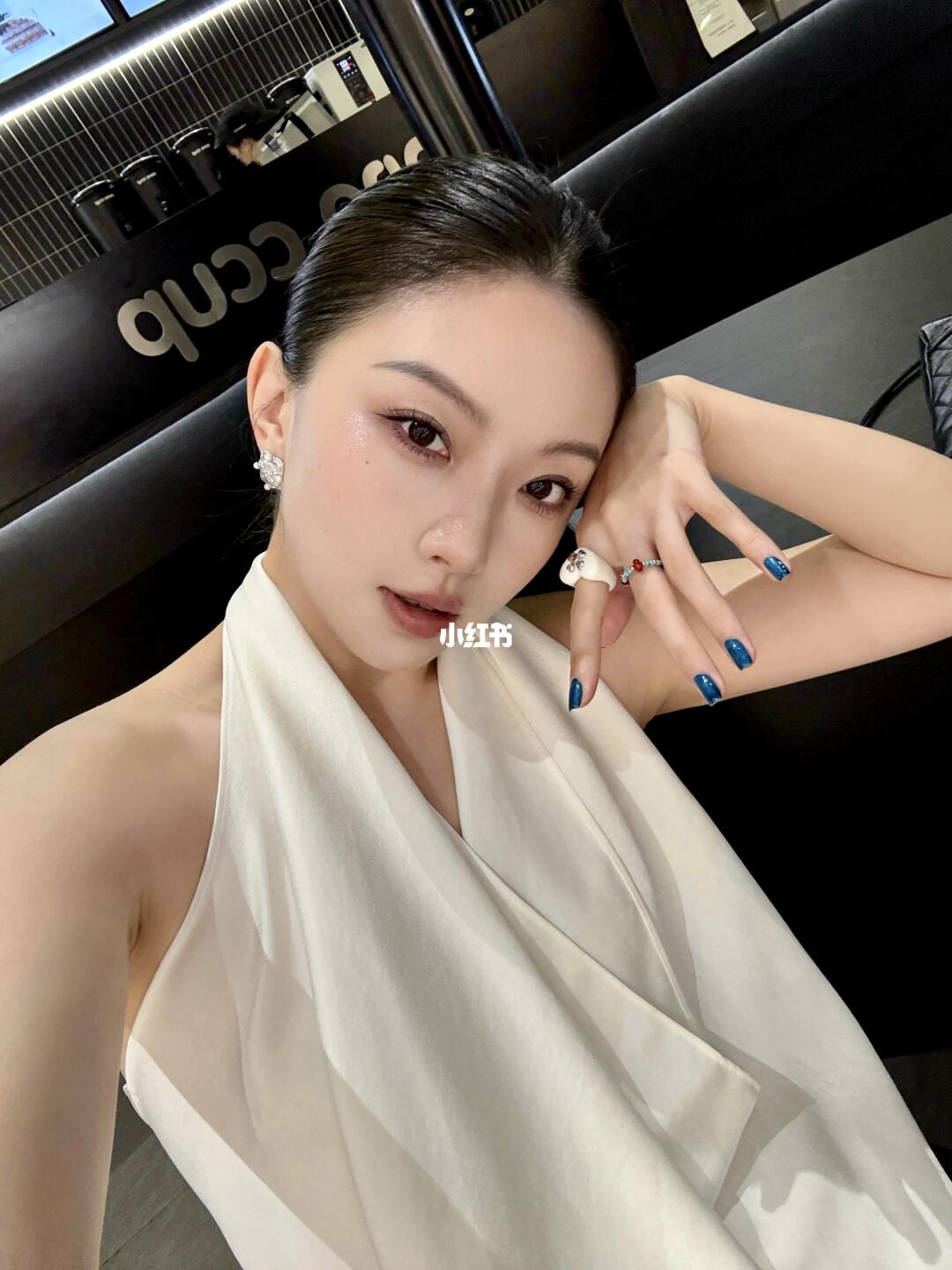 美甲的尽头说纯色💅🏻蓝色猫眼好显白💙