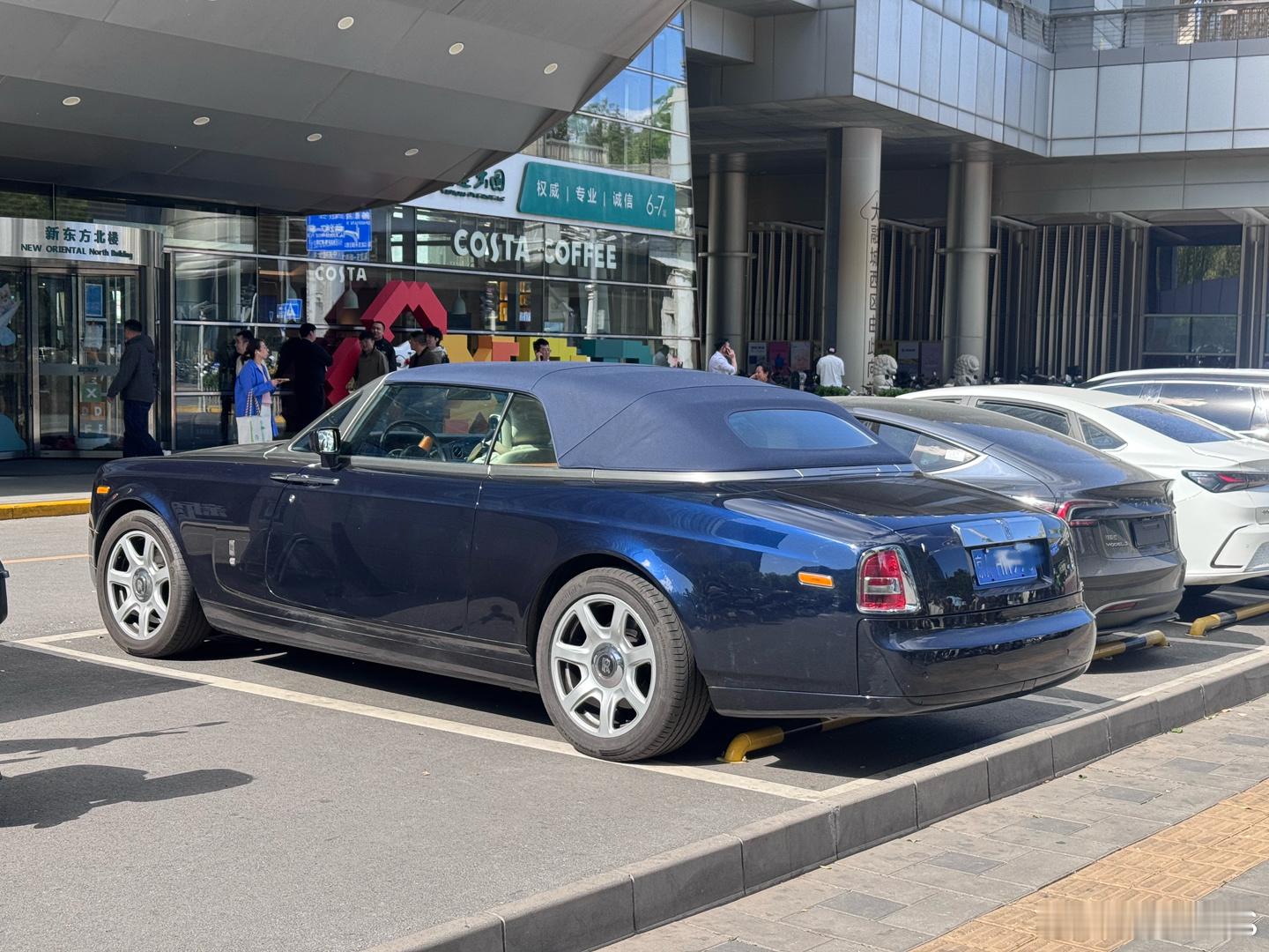 偶遇一辆20年前的软顶幻影，当年指导价768万，雅就完了 