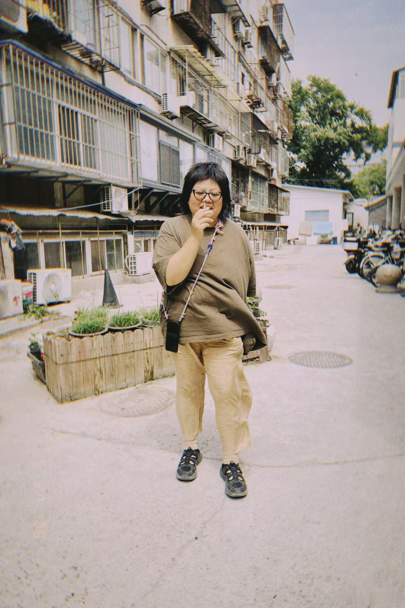 家有明天中考的爆裂初中生复习功课，我在附近的咖啡馆里写案子，顺便寄了个快递，四年