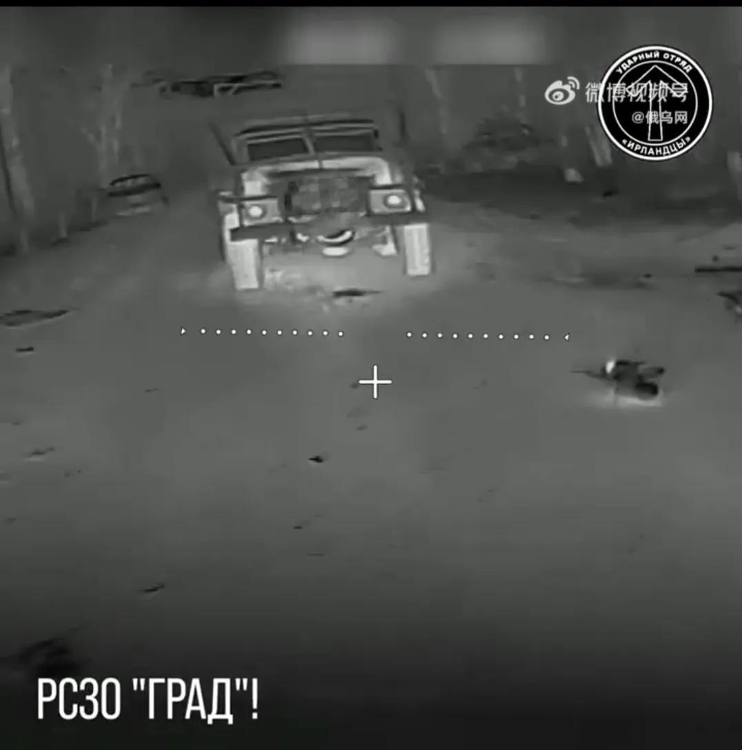 俄军无人机攻击并摧毁乌军BM-21“冰雹”122毫米火箭炮。俄乌两军的飞手总体水