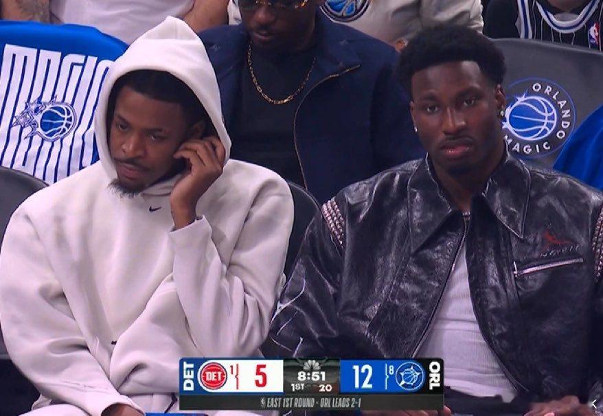 莫兰特和小贾伦·杰克逊现场观战活塞魔术的比赛。活塞vs魔术nba