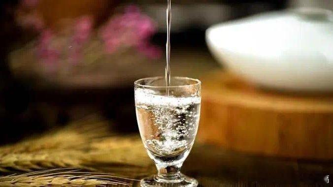 凤凰新闻【不管你信不信，男性过了60岁后，还在喝白酒，或会有这5个现状】有这样一