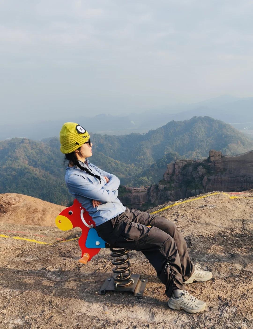 🎠上饶弋阳龟峰-去山顶整点摇摇乐
📍江西上饶弋阳：龟峰
🧭摇摇乐木马指路剧