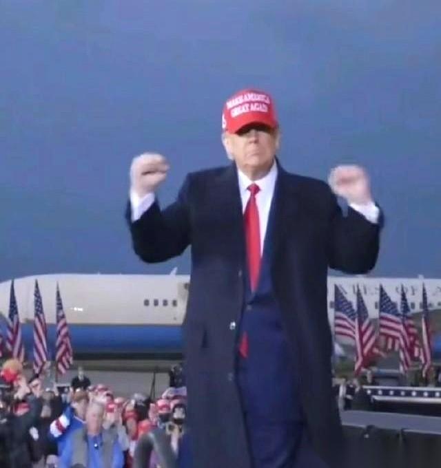 你知道最骚的操作是什么吗？
一个人，曾经破产到午餐费都被限制在10美金。
转头，