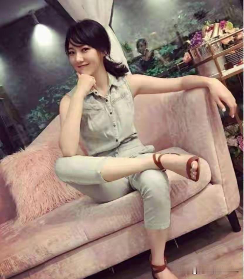 这个主持人颜值比刘芳菲还要高，身材匀称，长得十分大气，她主持的节目比较有亲和力，