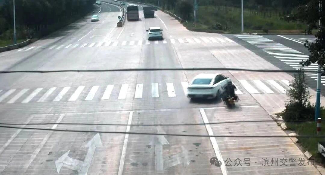 事发滨州街头！“飞”上车顶....

近日，山东滨州阳信街头两车相撞：小车右转未