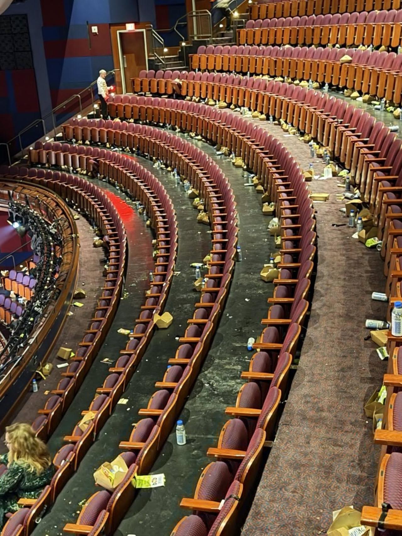 美国精英的素质也就那样吧，
奥斯卡颁奖典礼后，
留下一地垃圾。