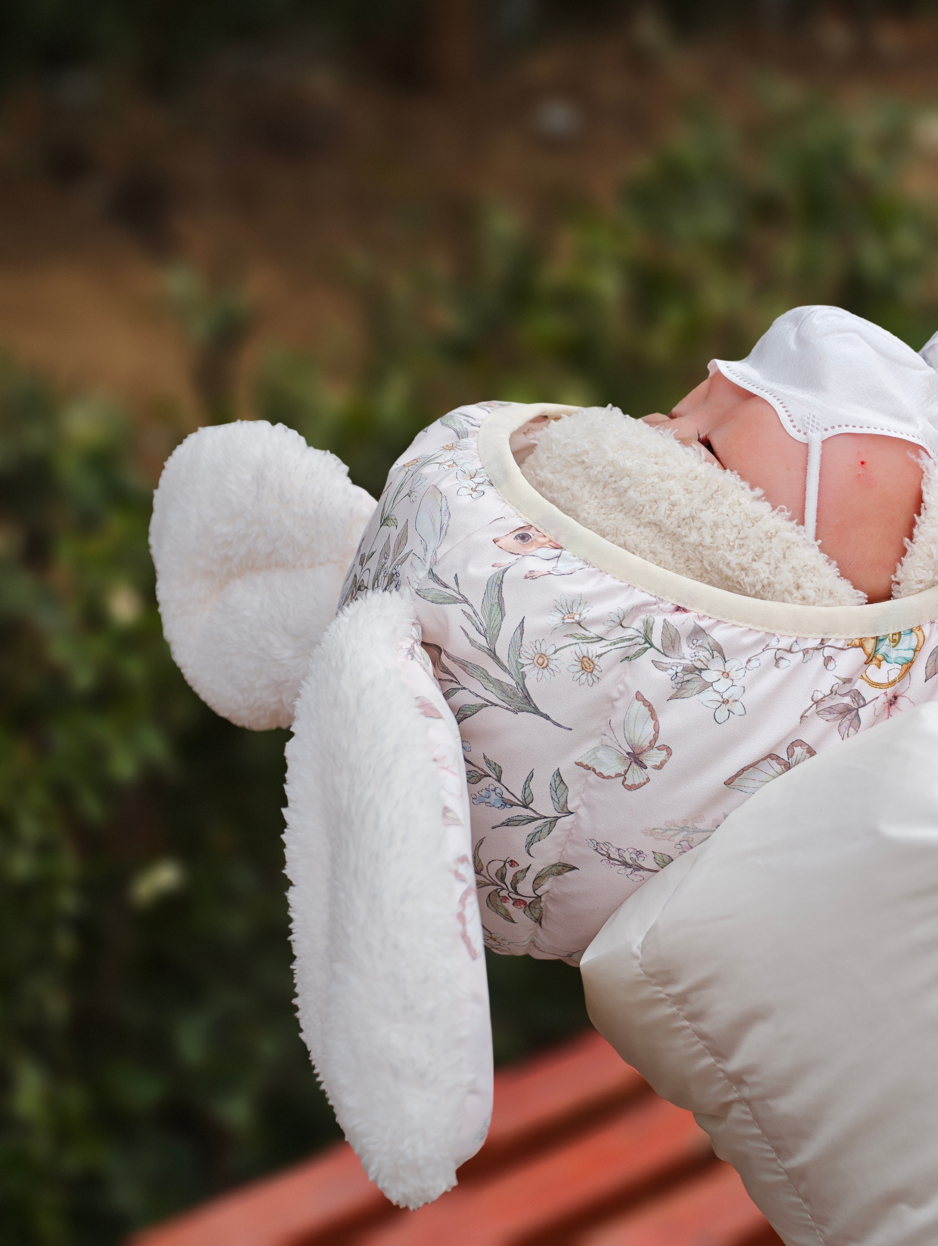 第一次出门遛娃失败了，刚下楼就睡着了