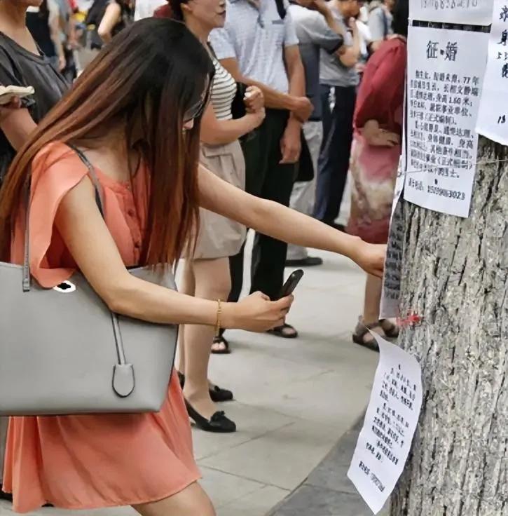 相亲认识了一个非常满意的女生，亲戚一直催我约她出来见面，让我一定要多主动跟她聊天