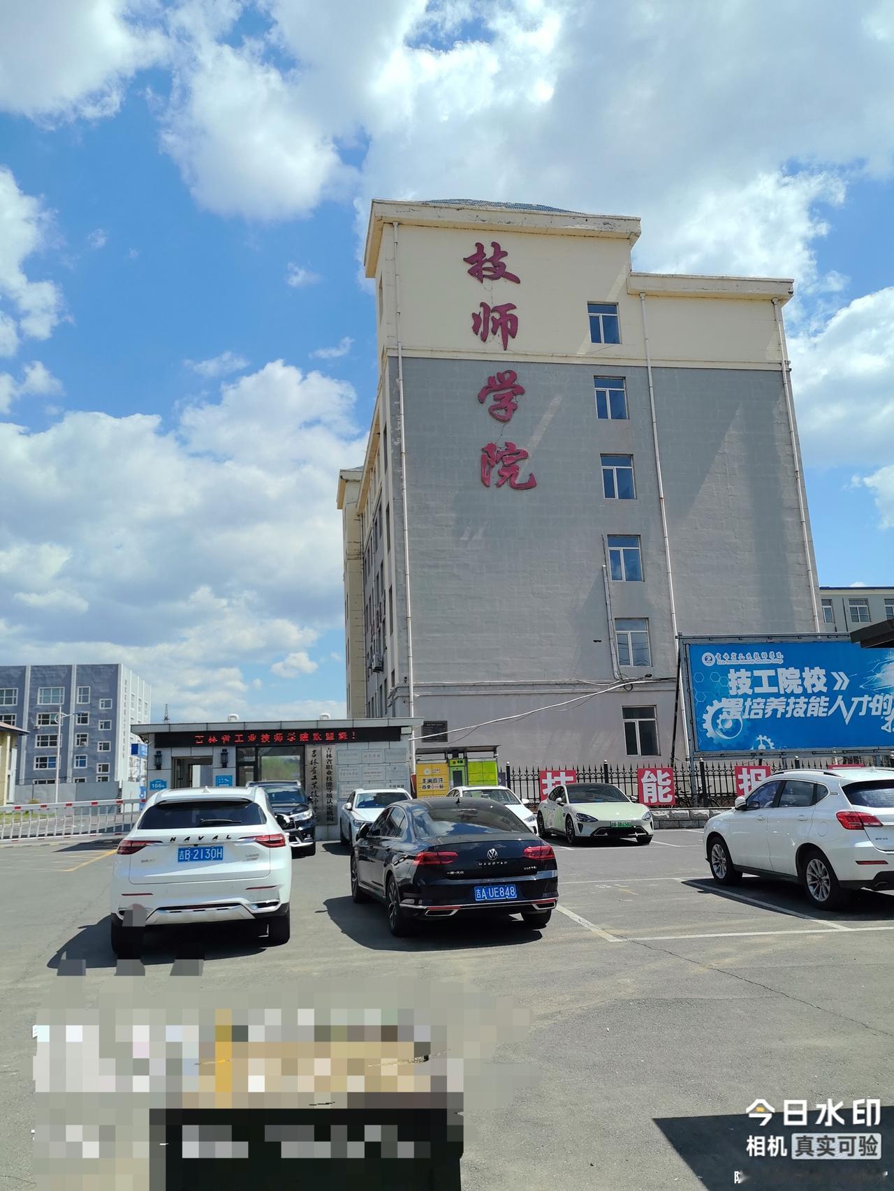 盘点一下近些年高考的怪象:
        今天是2026年的6月8日，高考第2