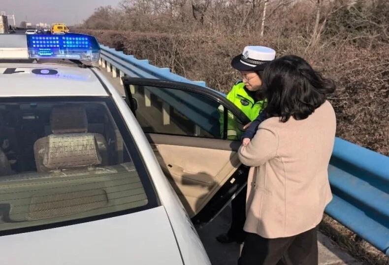 【回家路上车辆突发故障抛锚 高速交警暖心救助护平安 】平安春运交警同行文明交通·