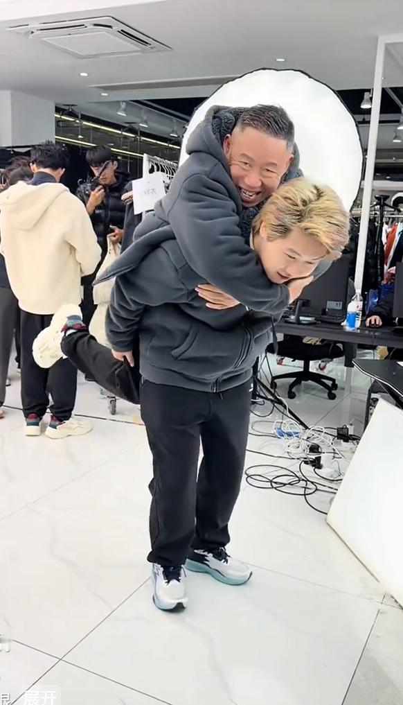 看到孙卓背起孙海洋这一幕，我泪目了。

孙卓将孙海洋背起来的那一瞬间，孙海洋心里