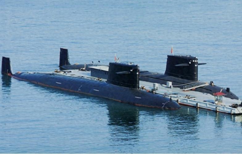 2026 年 4 月 30 日海南三亚军港旌旗猎猎，巴基斯坦总统扎尔达里亲手接过