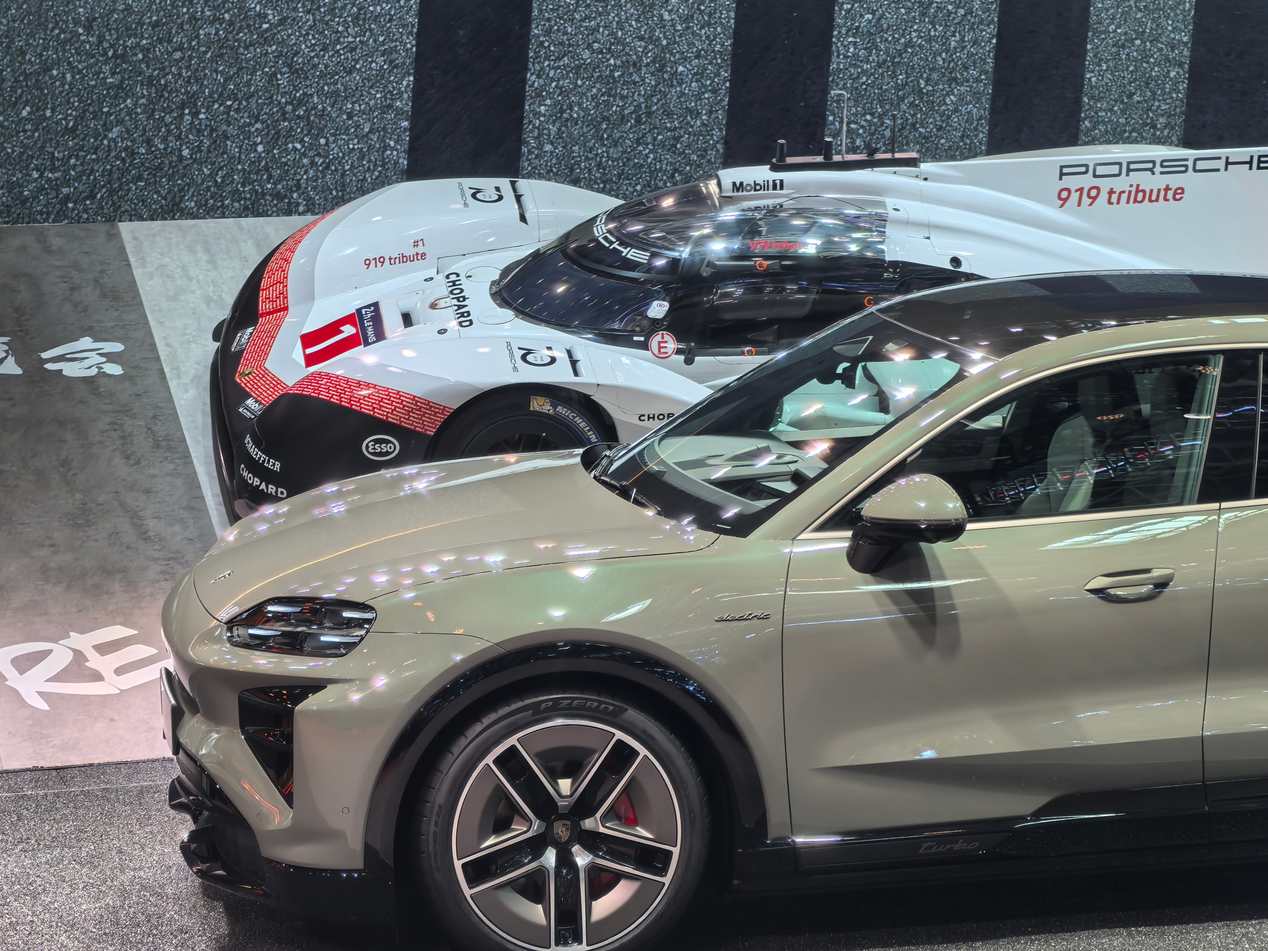 保时捷展台赛车元素拉满了。纽北5分19的919 Hybrid Evo 都弄来了，