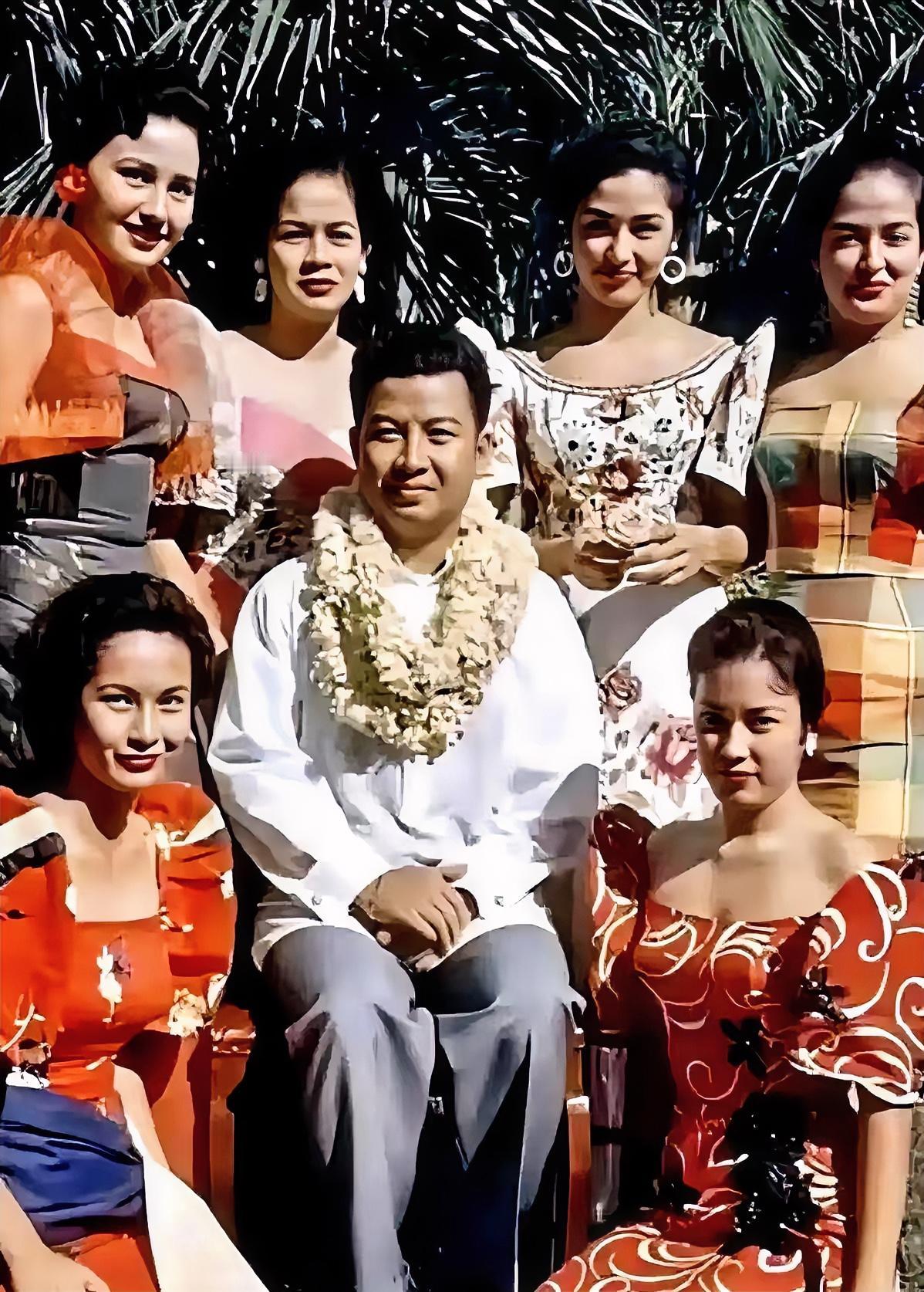 50年代，时任柬埔寨国王的西哈努克与六位夫人的一张留影，六位夫人个个貌美如花，共