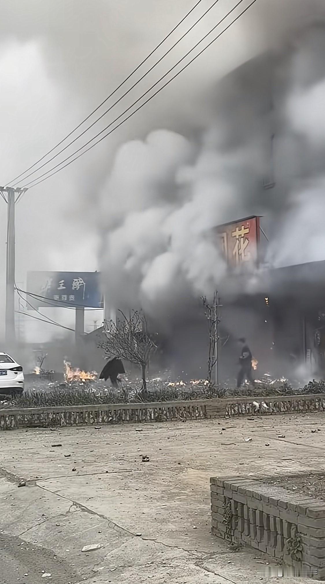 那些说过年不放鞭炮就没有气氛的都来看看！

气氛有了，人没了！

看来国家禁止放