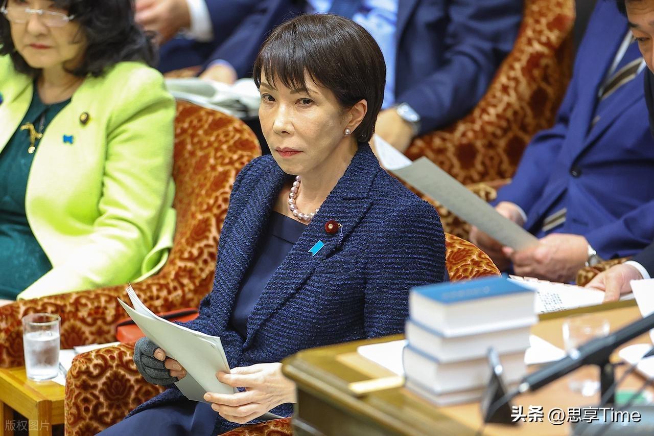 日本人最近有点头大。

6 月 8 日，防卫省的轮渡从千叶港出发，满载着 12 