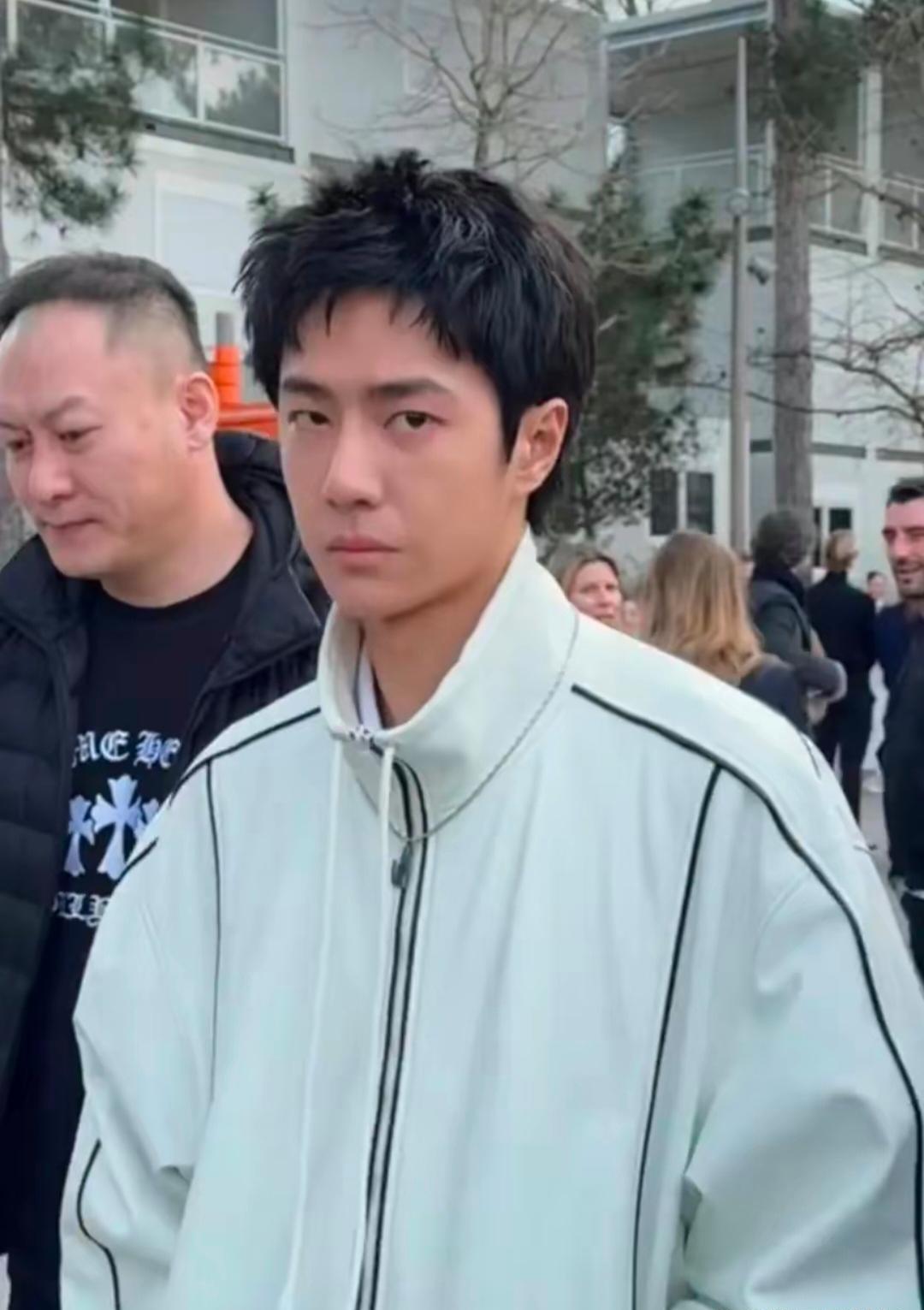 时装周上的王一博脸上充满了疲倦之色，仿佛被人强行拖去出席，整个人“毫无活力”，无