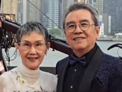 什么才是神仙眷侣？看看香港金像奖红毯上的姜大卫和李琳琳就知道了。这对老戏骨的故事