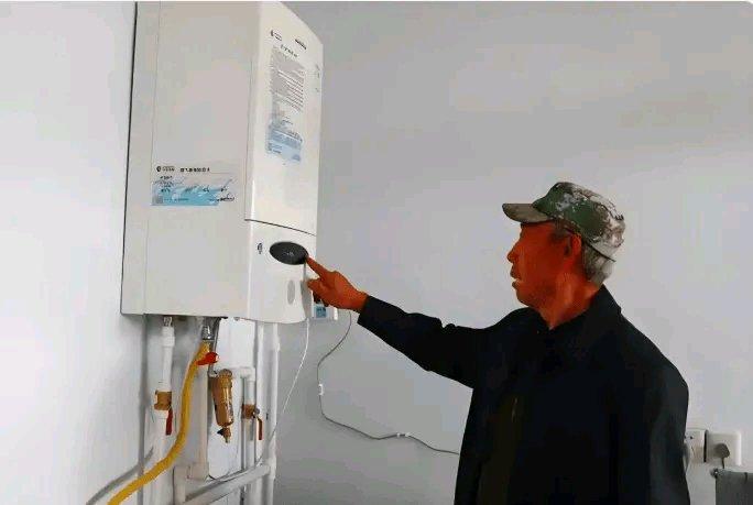 村里一大半人家没怎么开暖气，这事儿真挺闹心。就像北方那小区，入住率低就不供暖，热