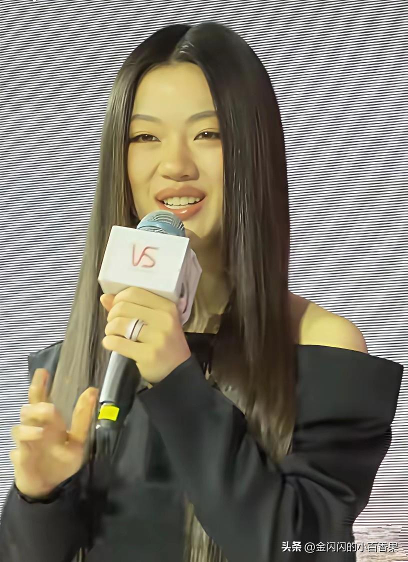 单依纯被黑这样还有广告走位，这变现能力真强啊。
单依纯特别聪明，心里门儿清：
网