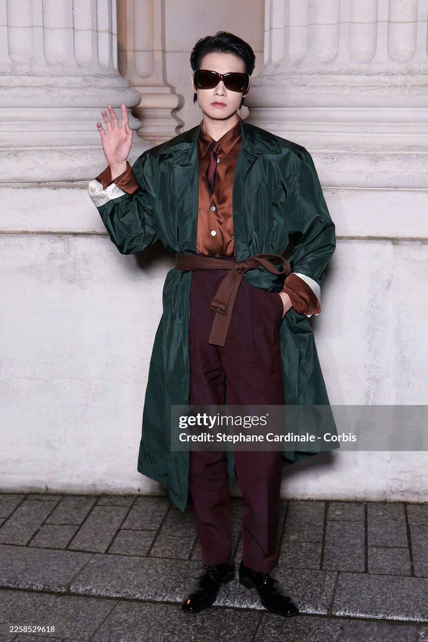 这套完全是吸血鬼伯爵来的魏大勋时装周生图状态魏大勋墨镜吸血鬼伯爵